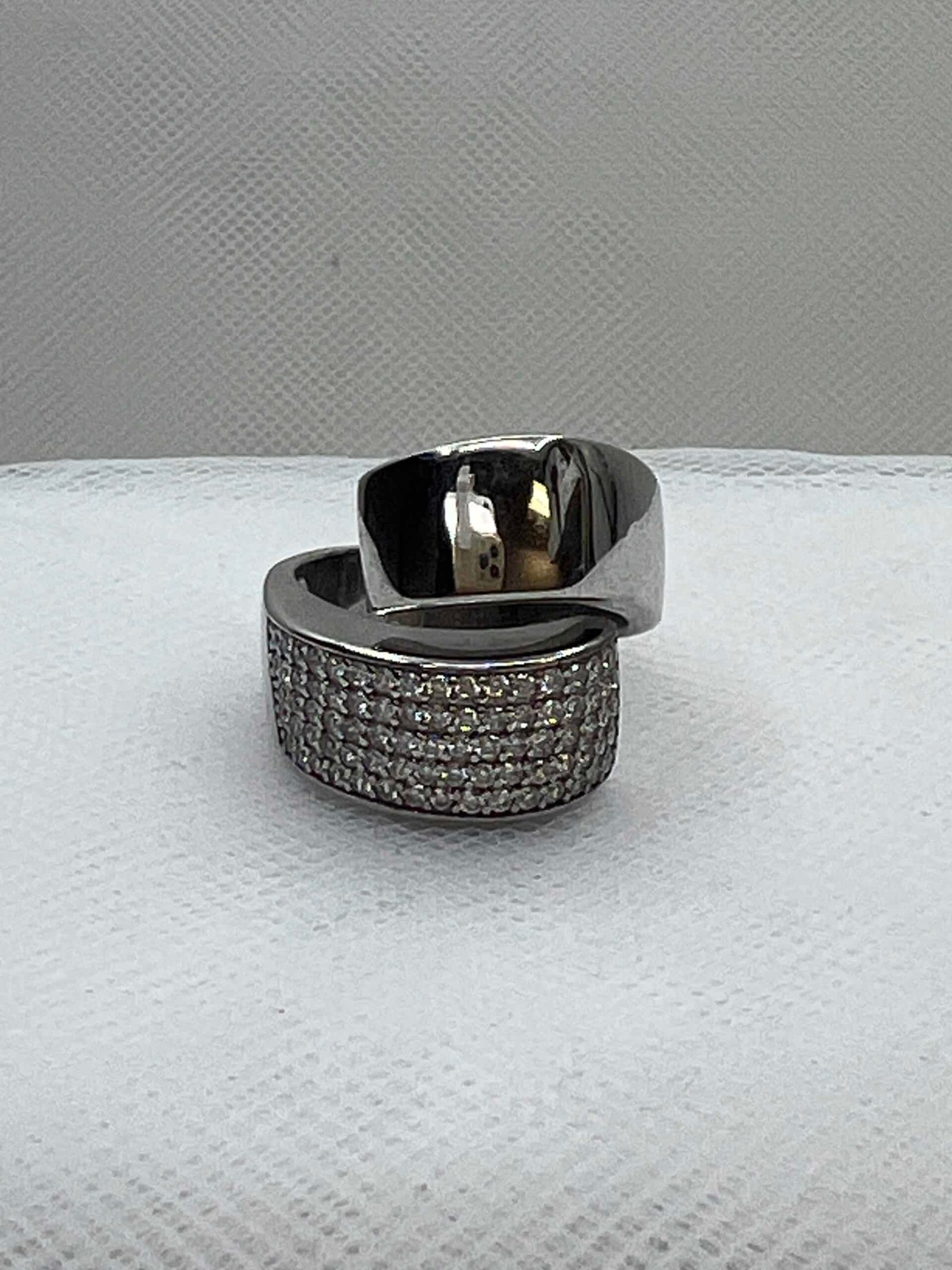 Anillo de plata cruzado rodiado en oro blanco con circonitas.