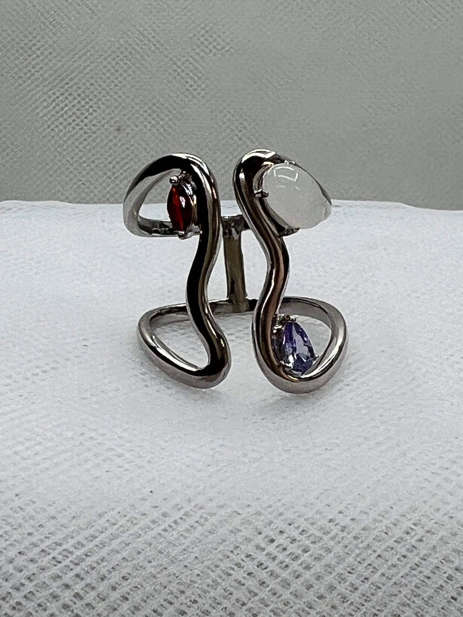 Anillo de plata rodiado en oro blanco con piedras naturales y circonitas