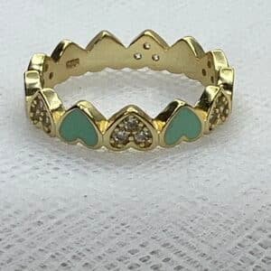 Anillo de plata chapado en oro amarillo con corazones de esmalte.