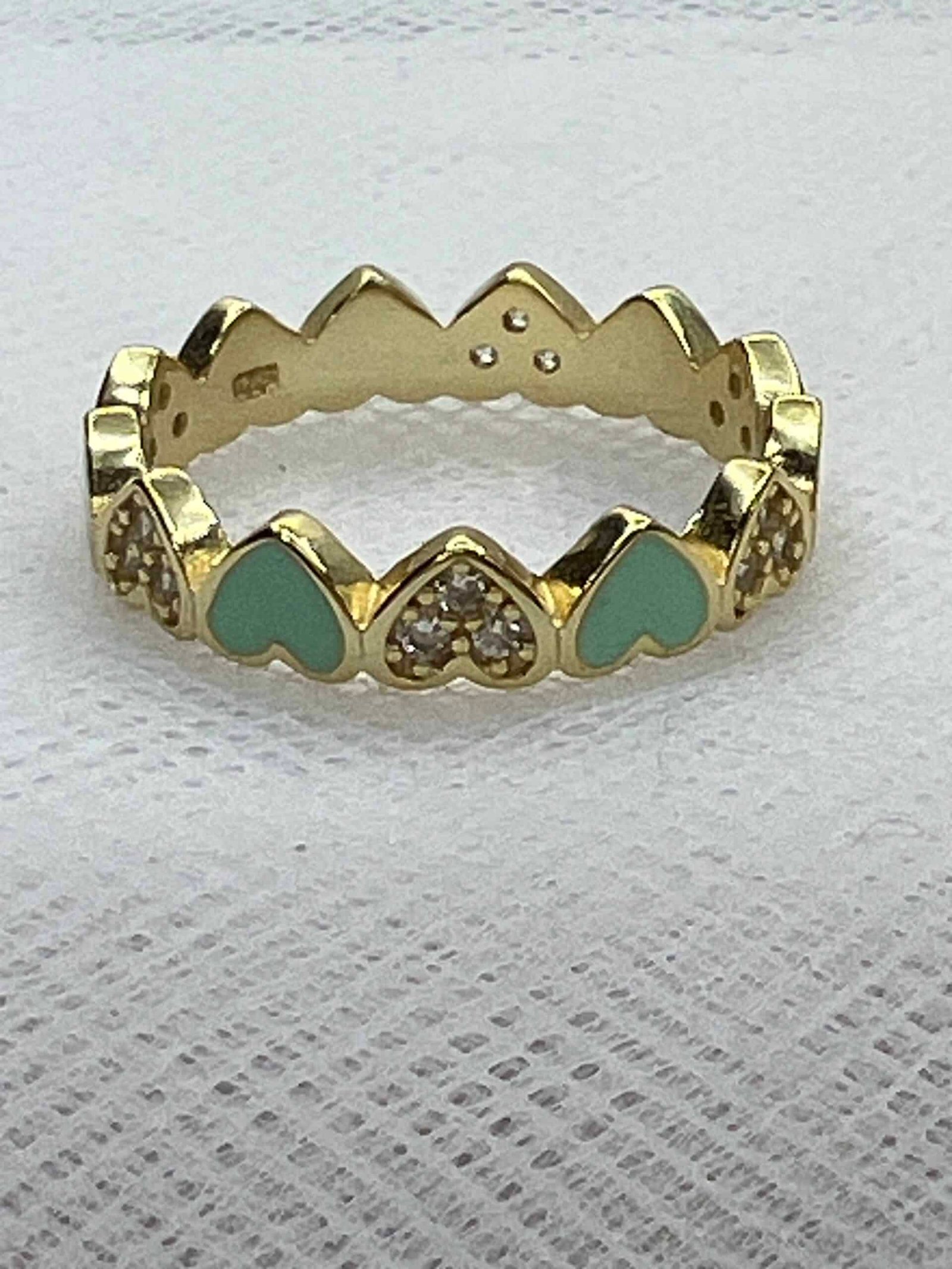 Anillo de plata chapado en oro amarillo con corazones de esmalte.