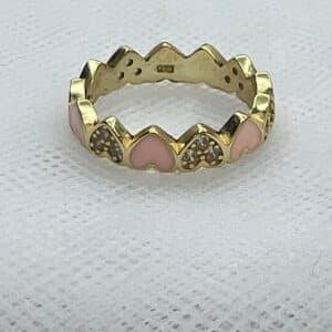 Anillo de plata de plata chapado en oro amarillo con corazones de esmalte.