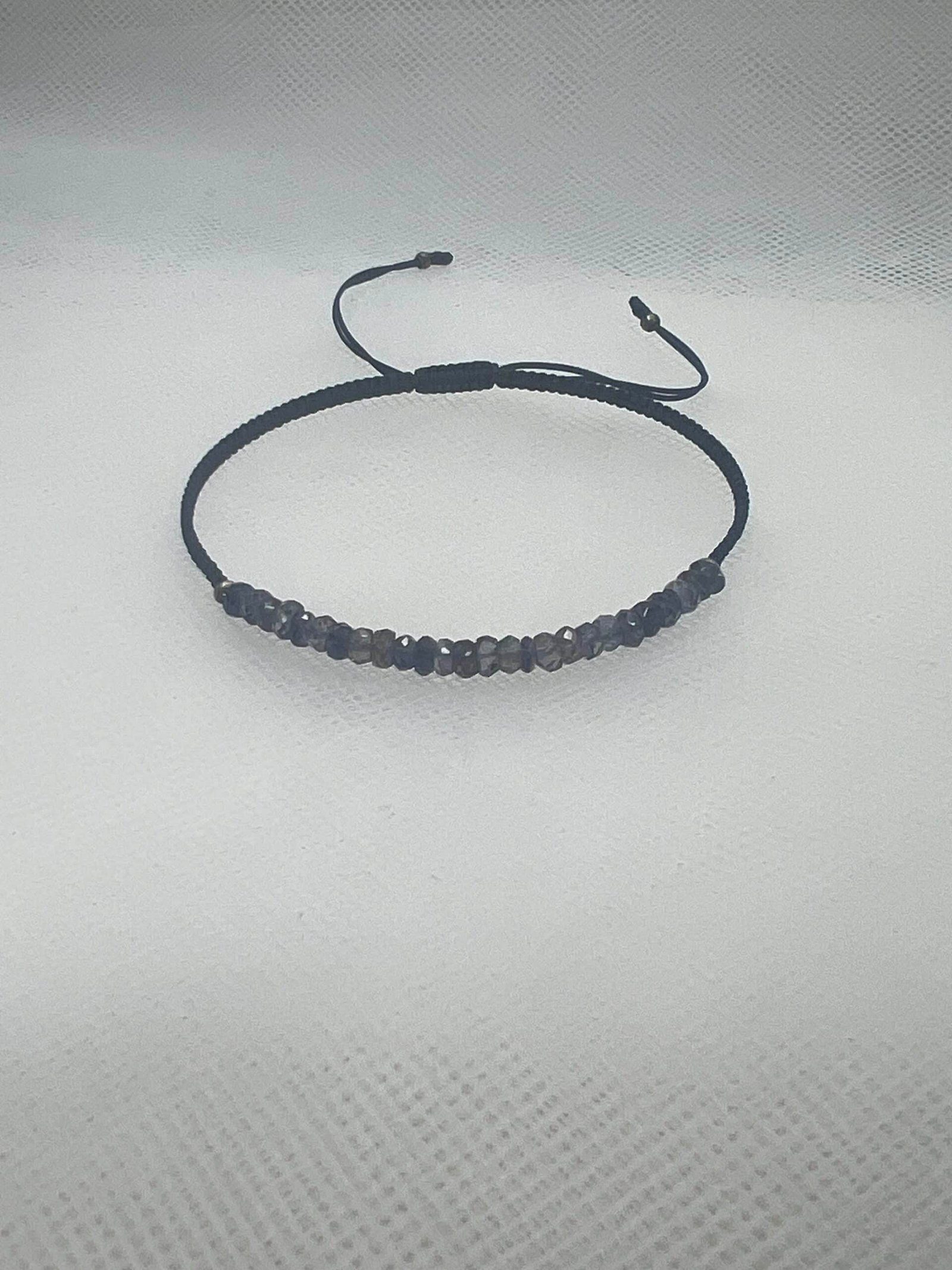 Pulsera de macramé azul con piedras naturales