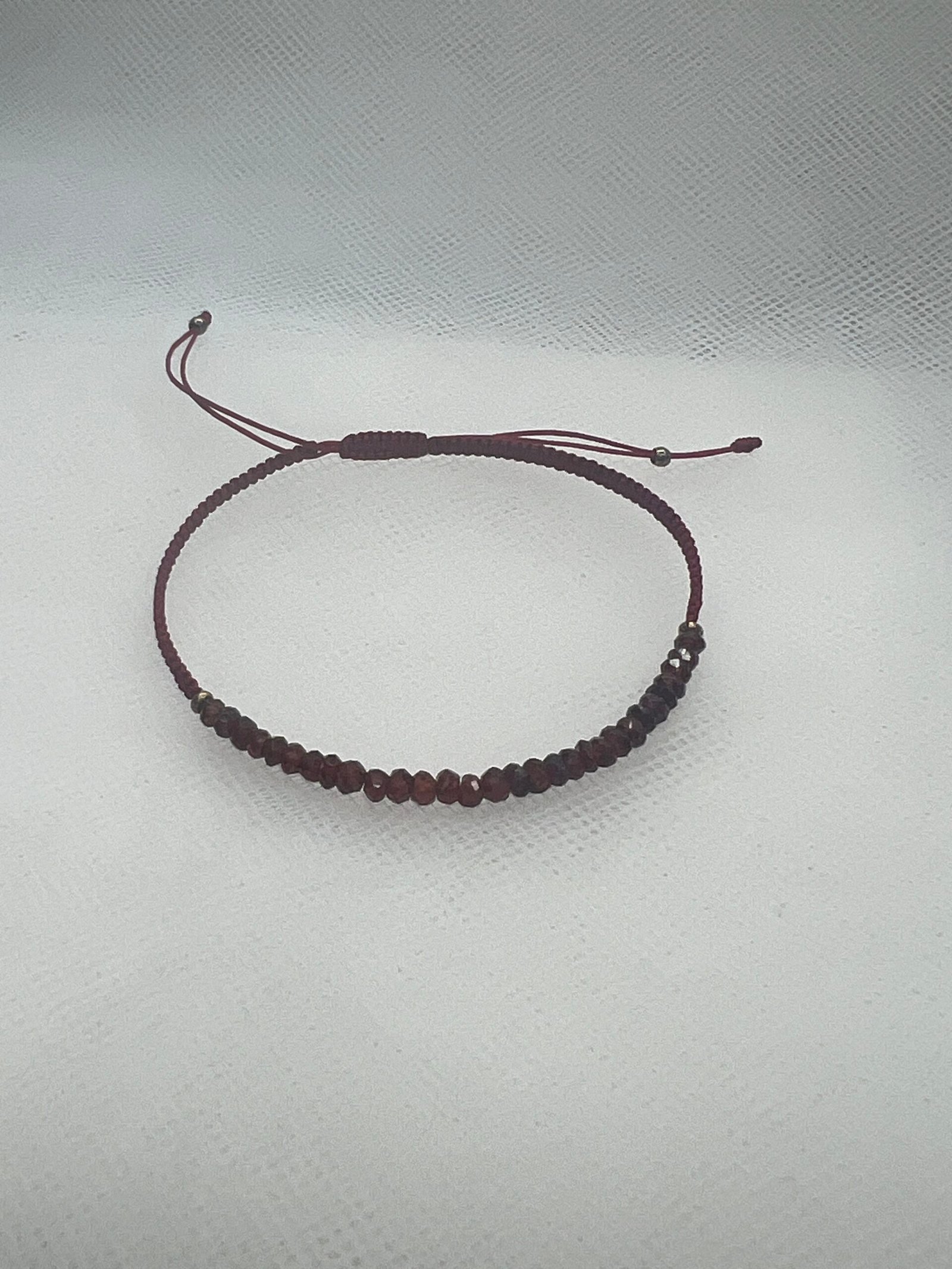 Pulsera de macramé rojo de piedras naturales