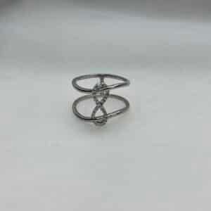 Anillo de plata rodiado en oro blanco con simbolo de infinito de circonitas.