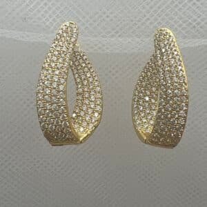 Aros planos de plata chapada en oro amarillo con pave de circonitas
