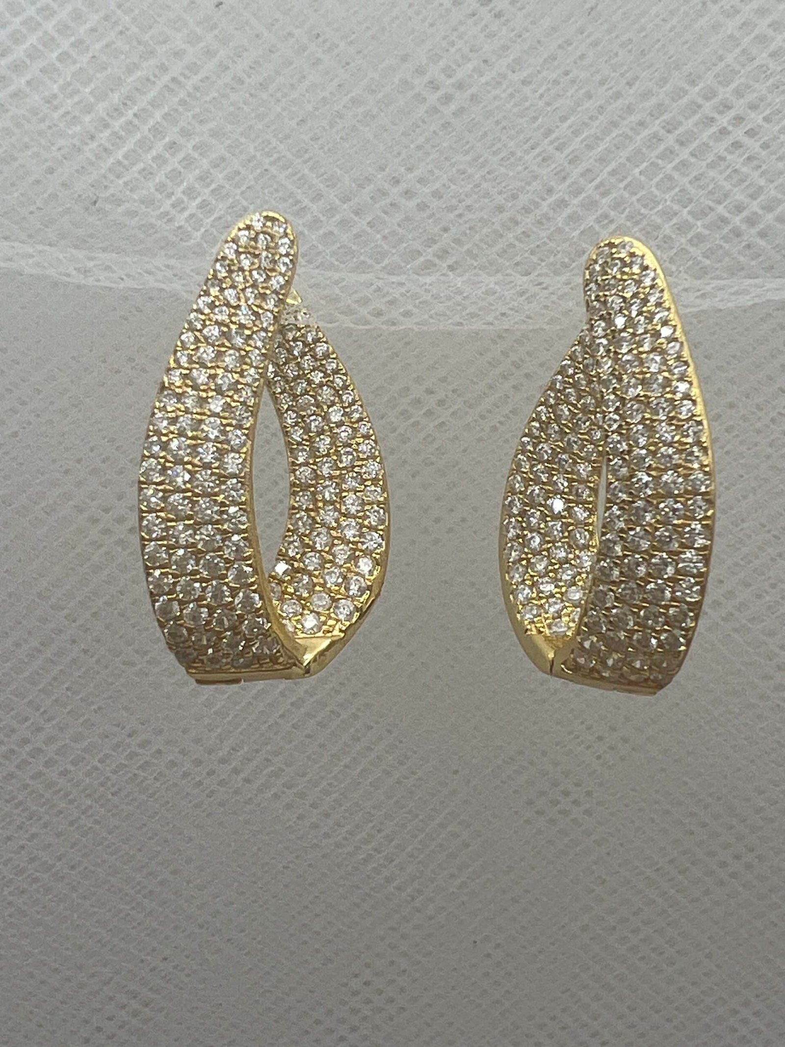 Aros planos de plata chapada en oro amarillo con pave de circonitas