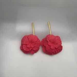 Pendientes largos de acero con flor de porcelana color coral.