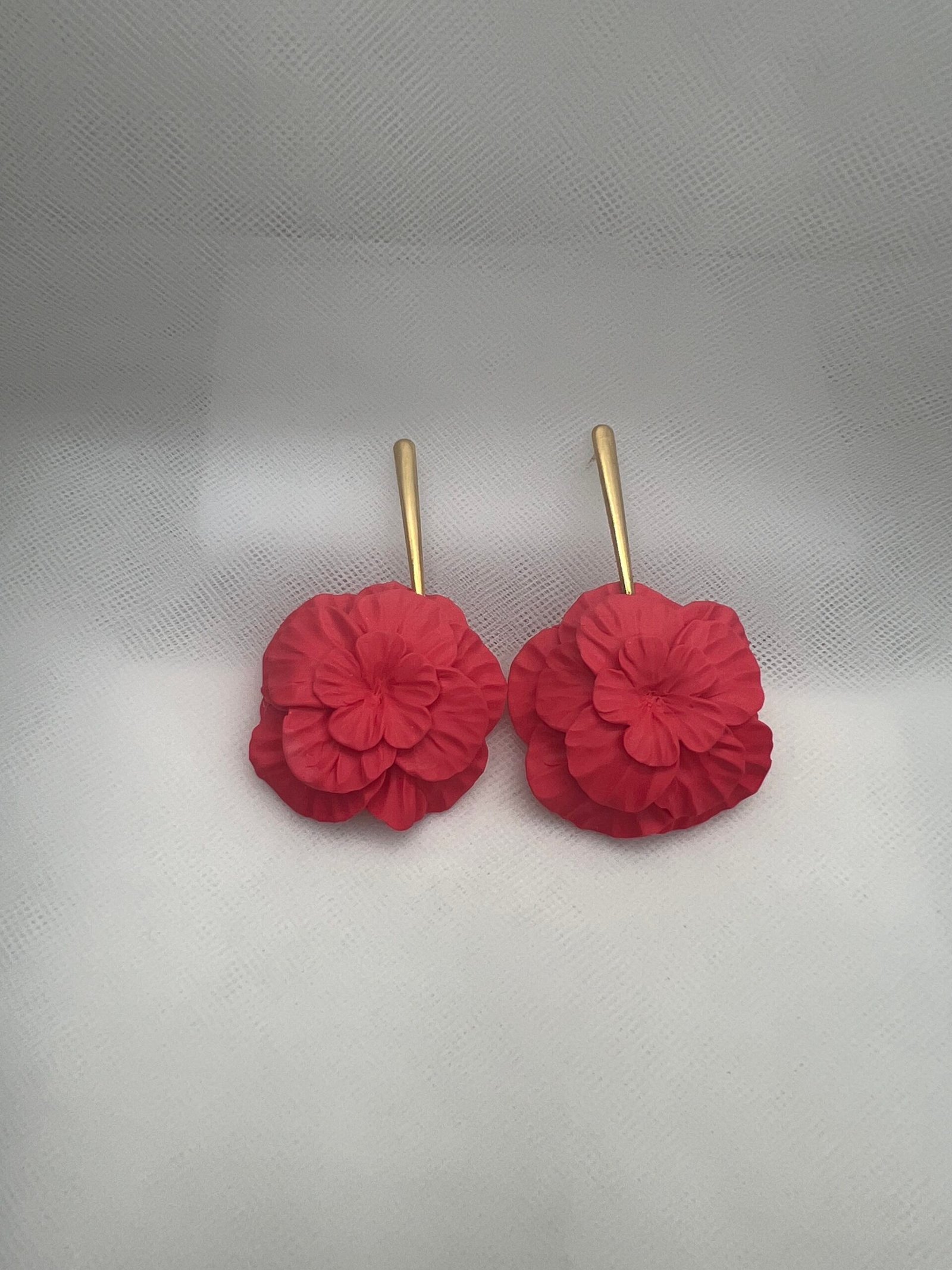 Pendientes largos de acero con flor de porcelana color coral.