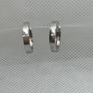 Aros de plata rodiados en oro blanco matizado.