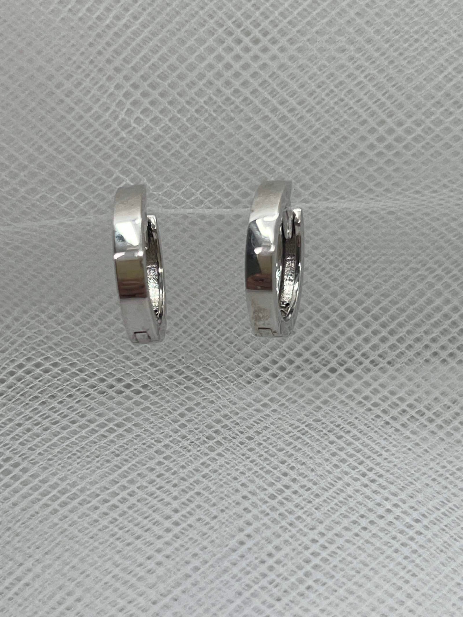 Aros de plata rodiados en oro blanco matizado.