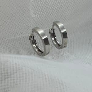 Pendientes aros pequeños de plata rodiados en oro blanco.