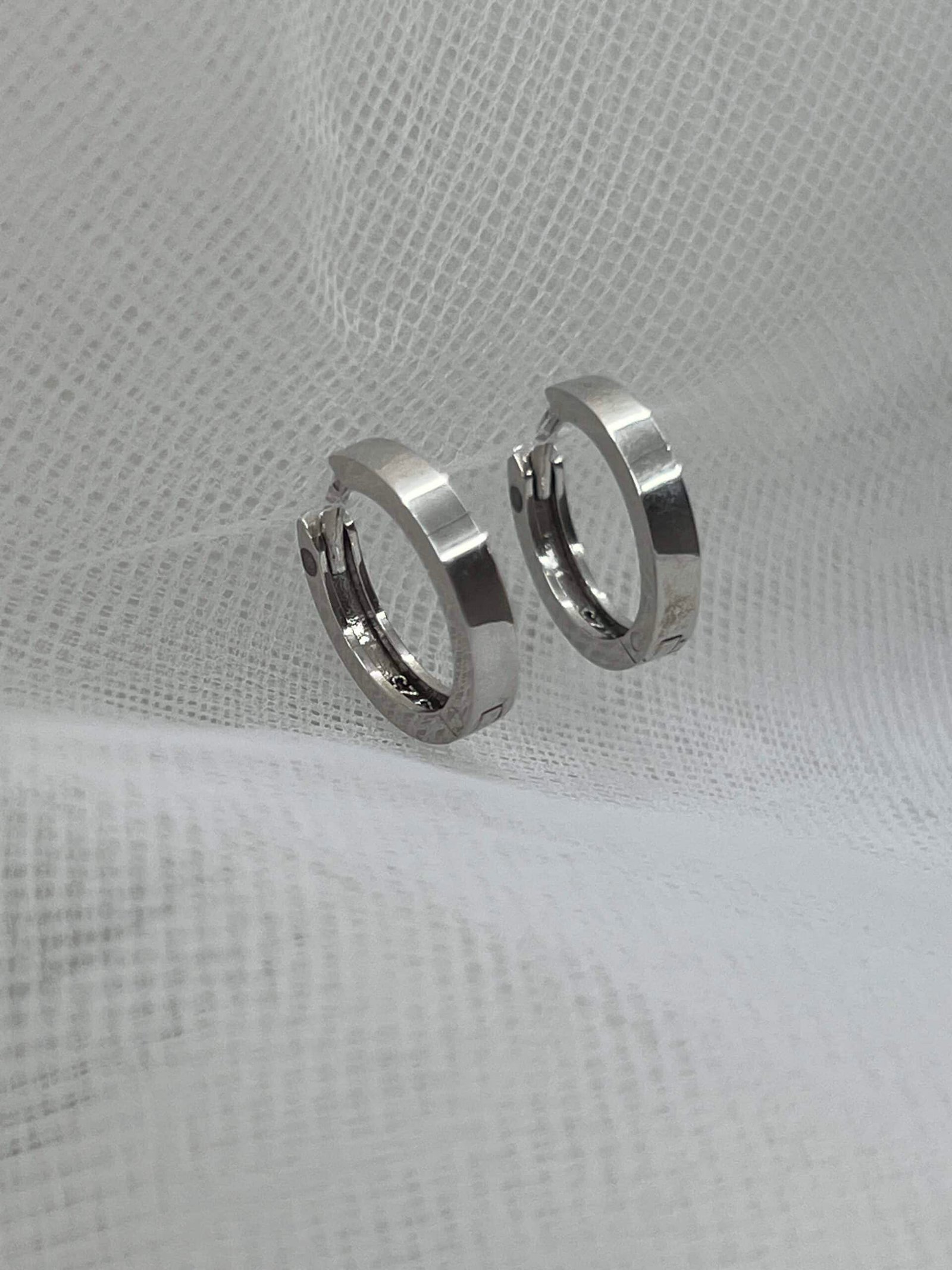 Pendientes aros pequeños de plata rodiados en oro blanco.