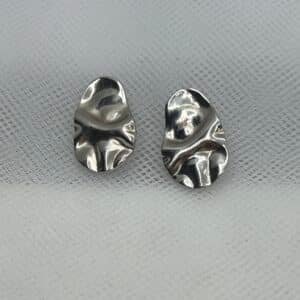 Pendientes de boton de plata rodiados en oro blanco martelados