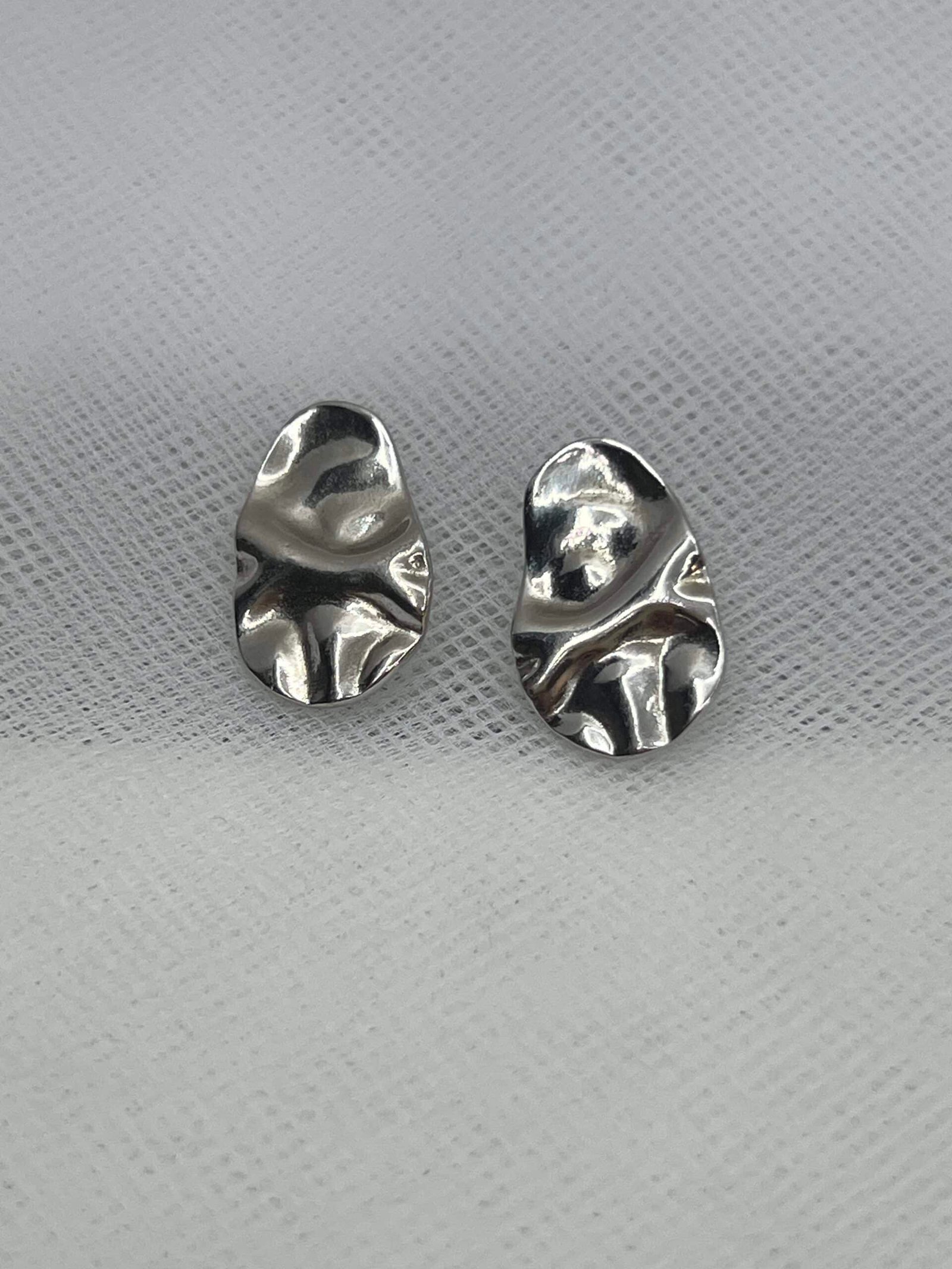 Pendientes de boton de plata rodiados en oro blanco martelados