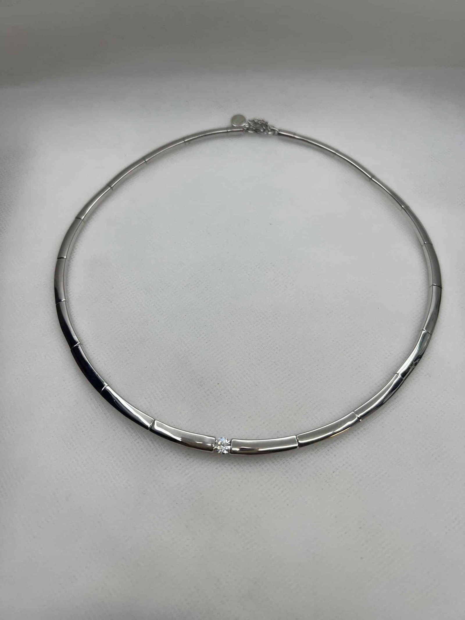 Collar de plata rodiado con circonita central