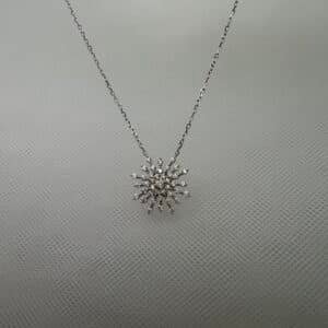 Collar de plata con colgante de copo de nieve