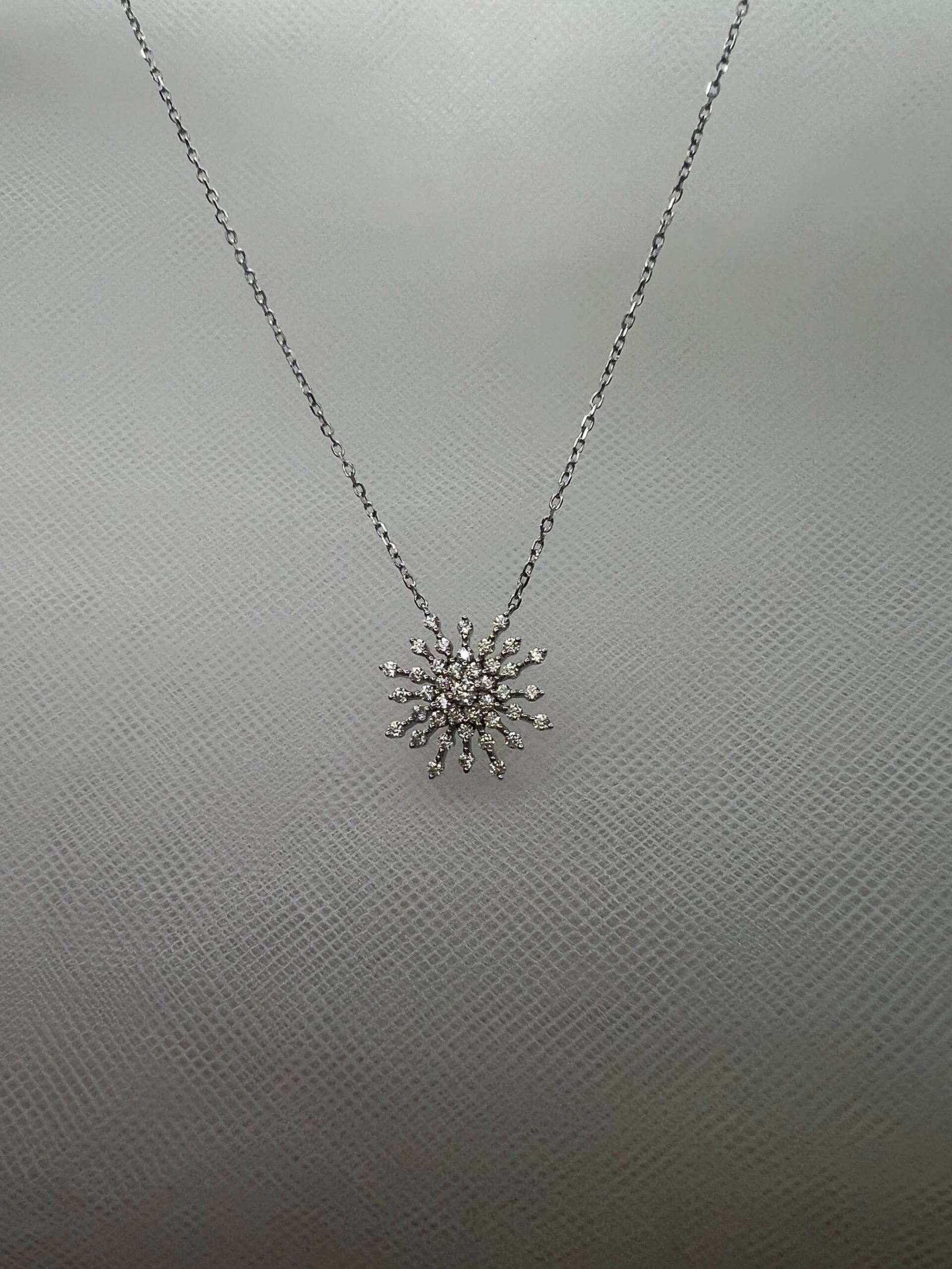 Collar de plata con colgante de copo de nieve