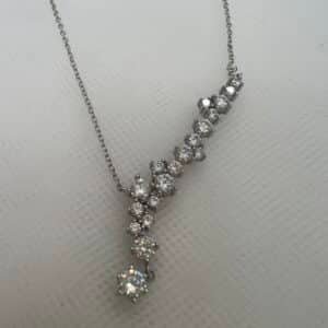 Collar con colgante central de circonitas