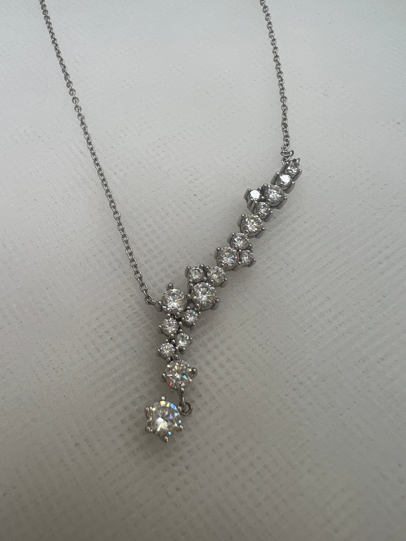 Collar con colgante central de circonitas