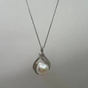 Collar de plata con colgante de perla natural