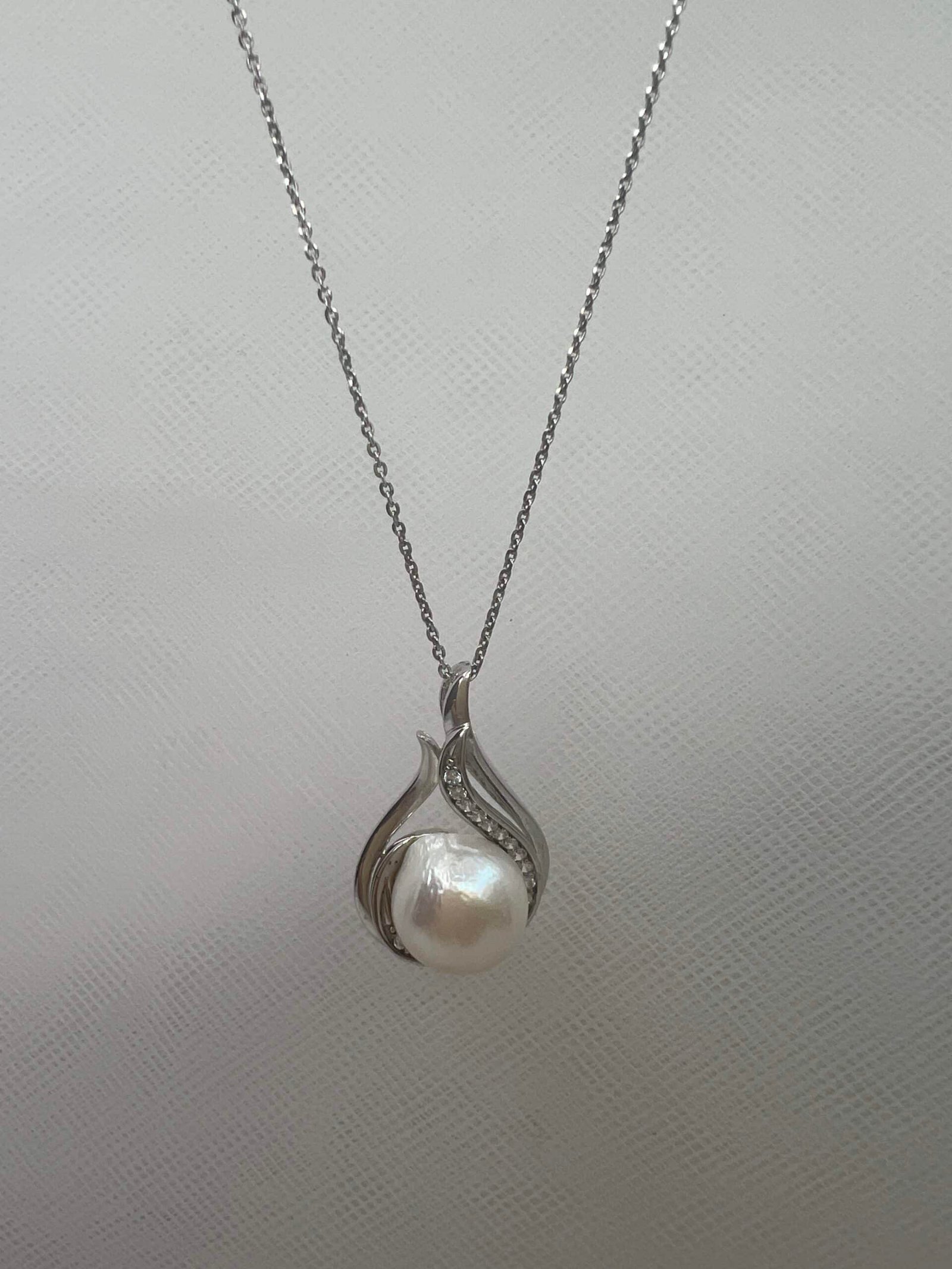 Collar de plata con colgante de perla natural