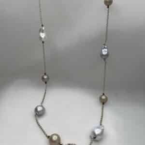 Collar largo de plata chapado en oro amarillo con cadena de rolon y perlas naturales