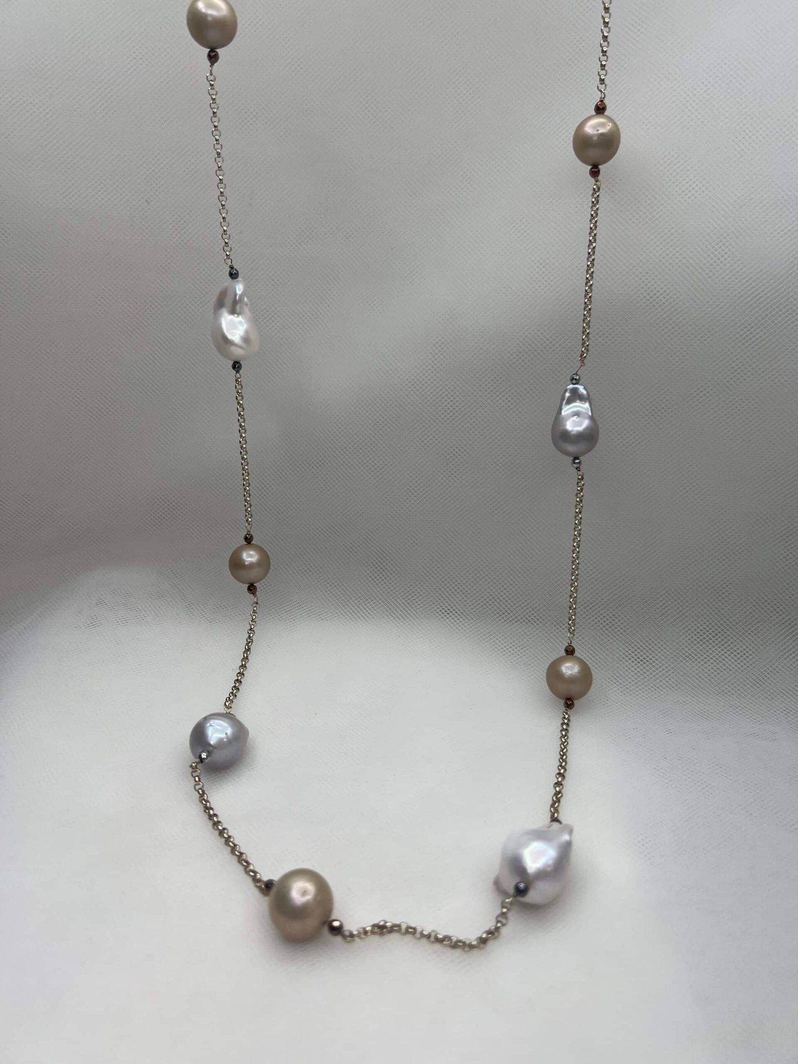 Collar largo de plata chapado en oro amarillo con cadena de rolon y perlas naturales