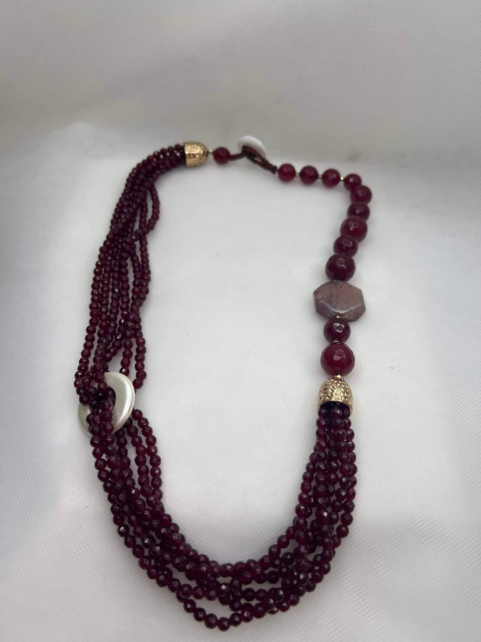Collar de ágatas con rubí natural