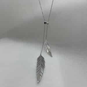 Collar de plata con plumas