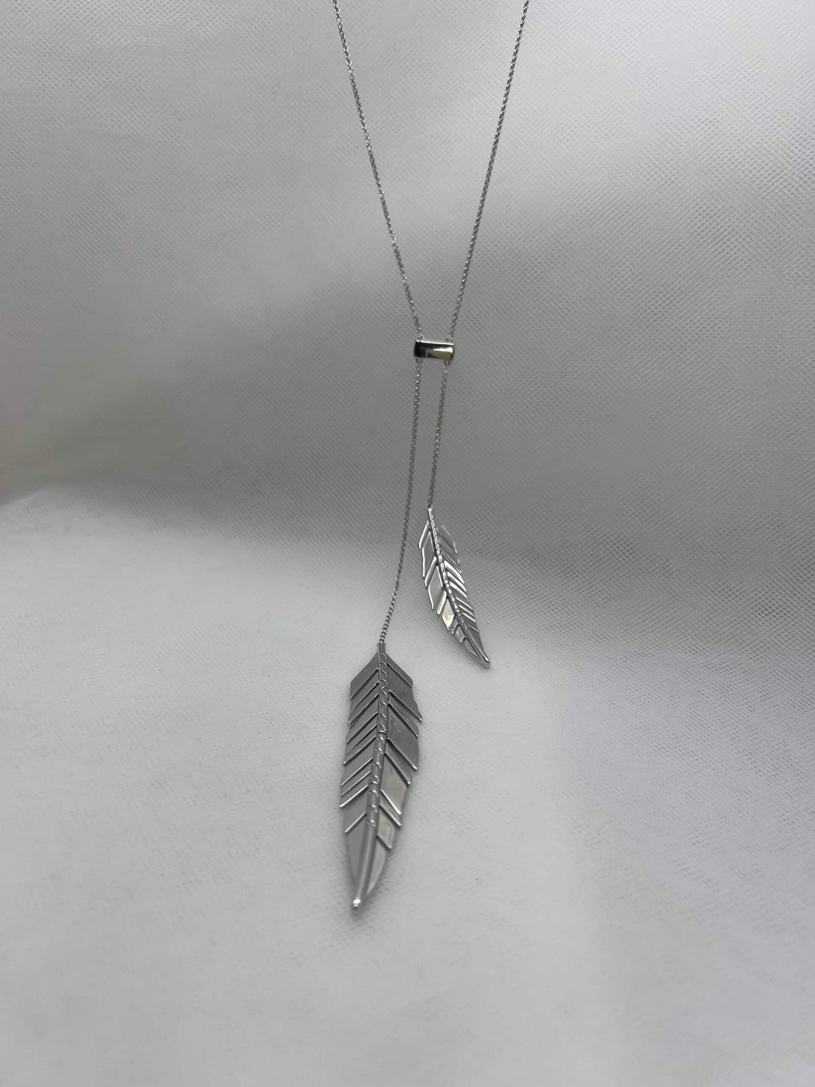 Collar de plata con plumas