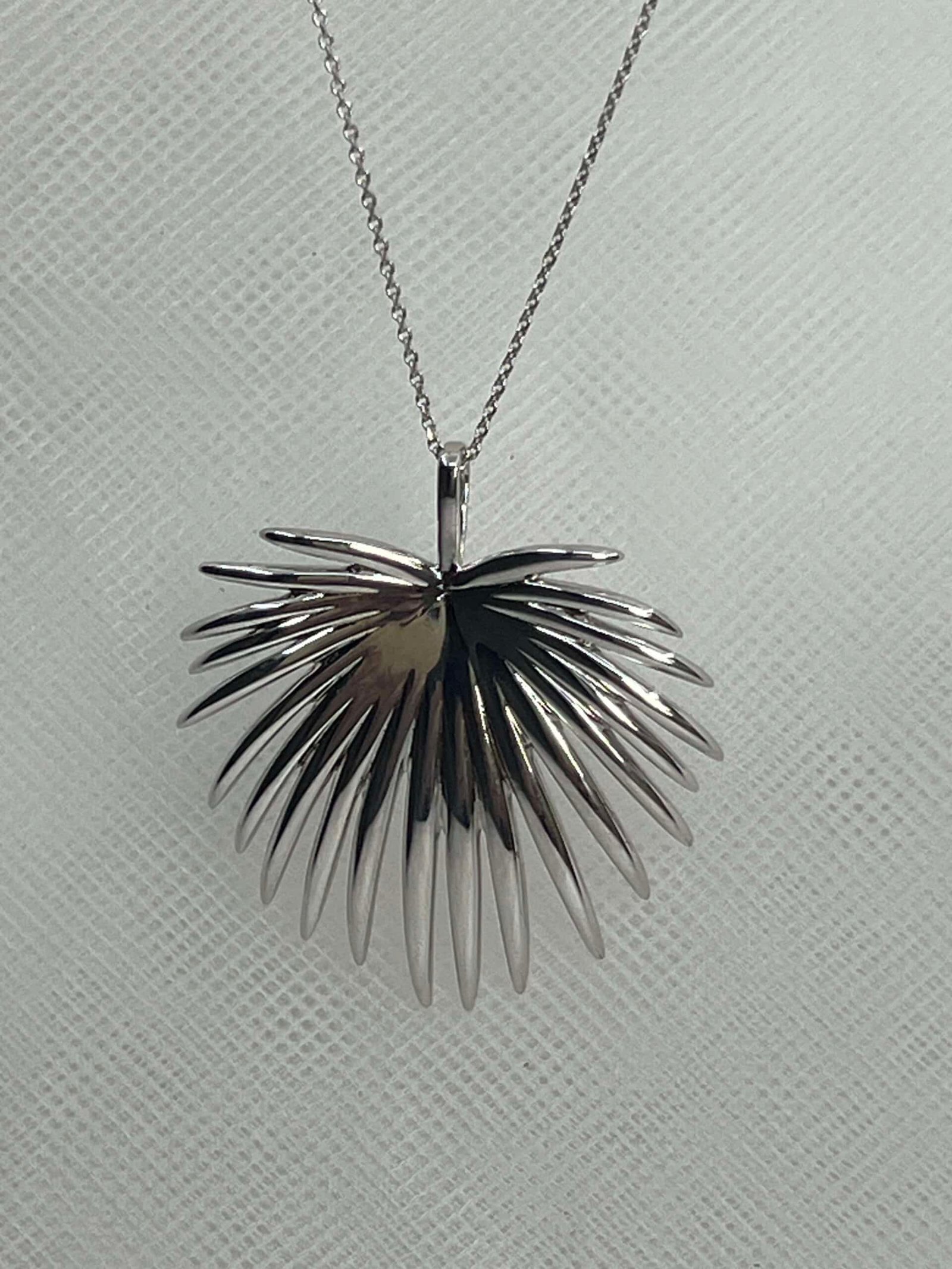 Collar de plata de hoja de palma
