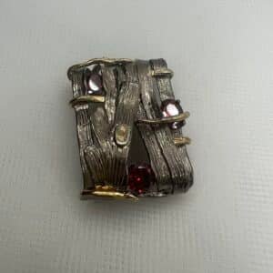 Colgante de plata ennegrecida con piedras granates