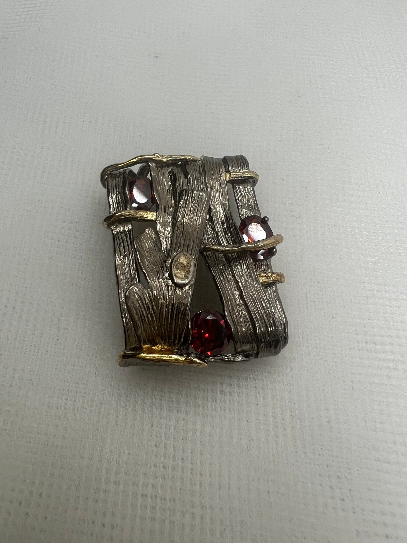Colgante de plata ennegrecida con piedras granates