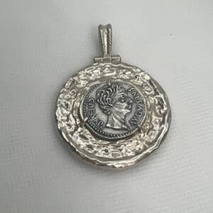 Colgante con moneda de imitación de plata