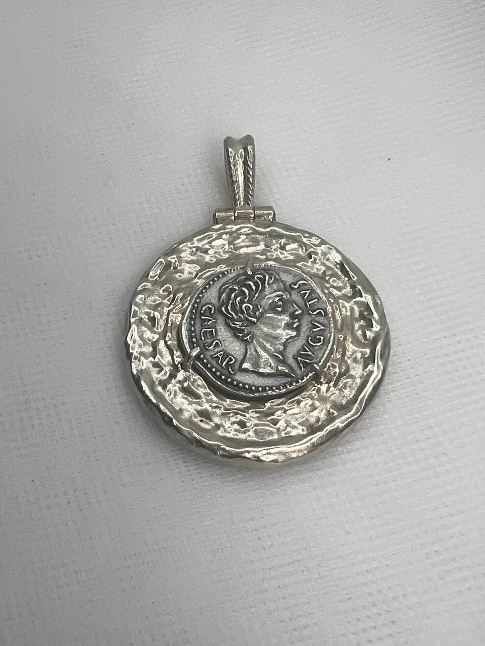 Colgante con moneda de imitación de plata