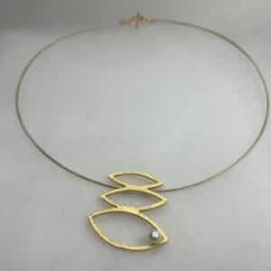 Collar de plata chapada en oro con colgante y perla natural