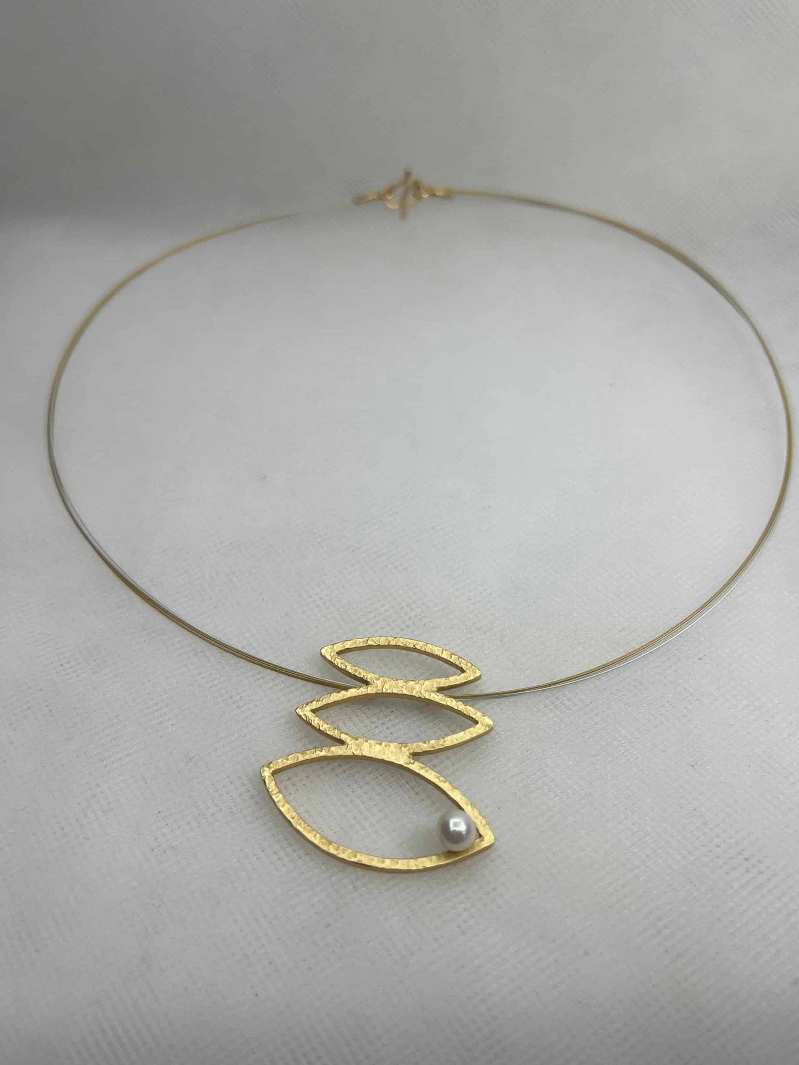Collar de plata chapada en oro con colgante y perla natural