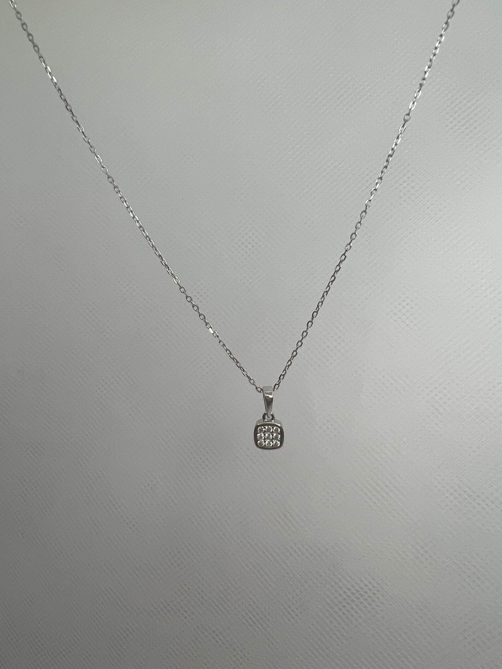 Collar de plata rodiado en oro blanco y circonitas