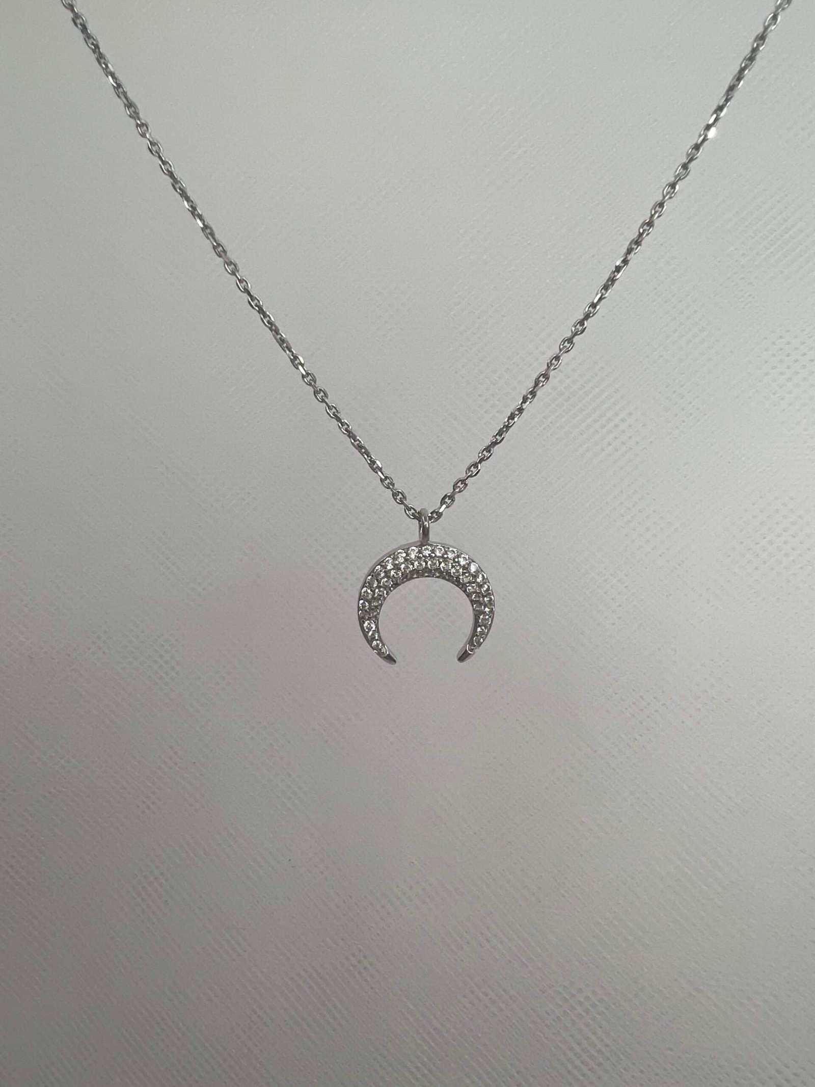 Collar de plata rodiado en oro blanco con media luna de circonitas