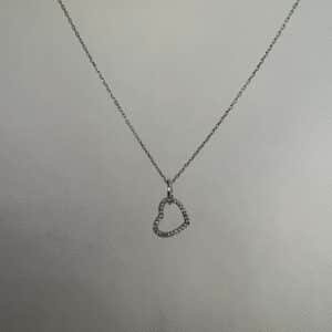 Collar de plata chapada en oro blanco con corazones y circonitas