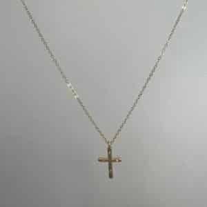 Cadena y cruz de plata chapada en oro