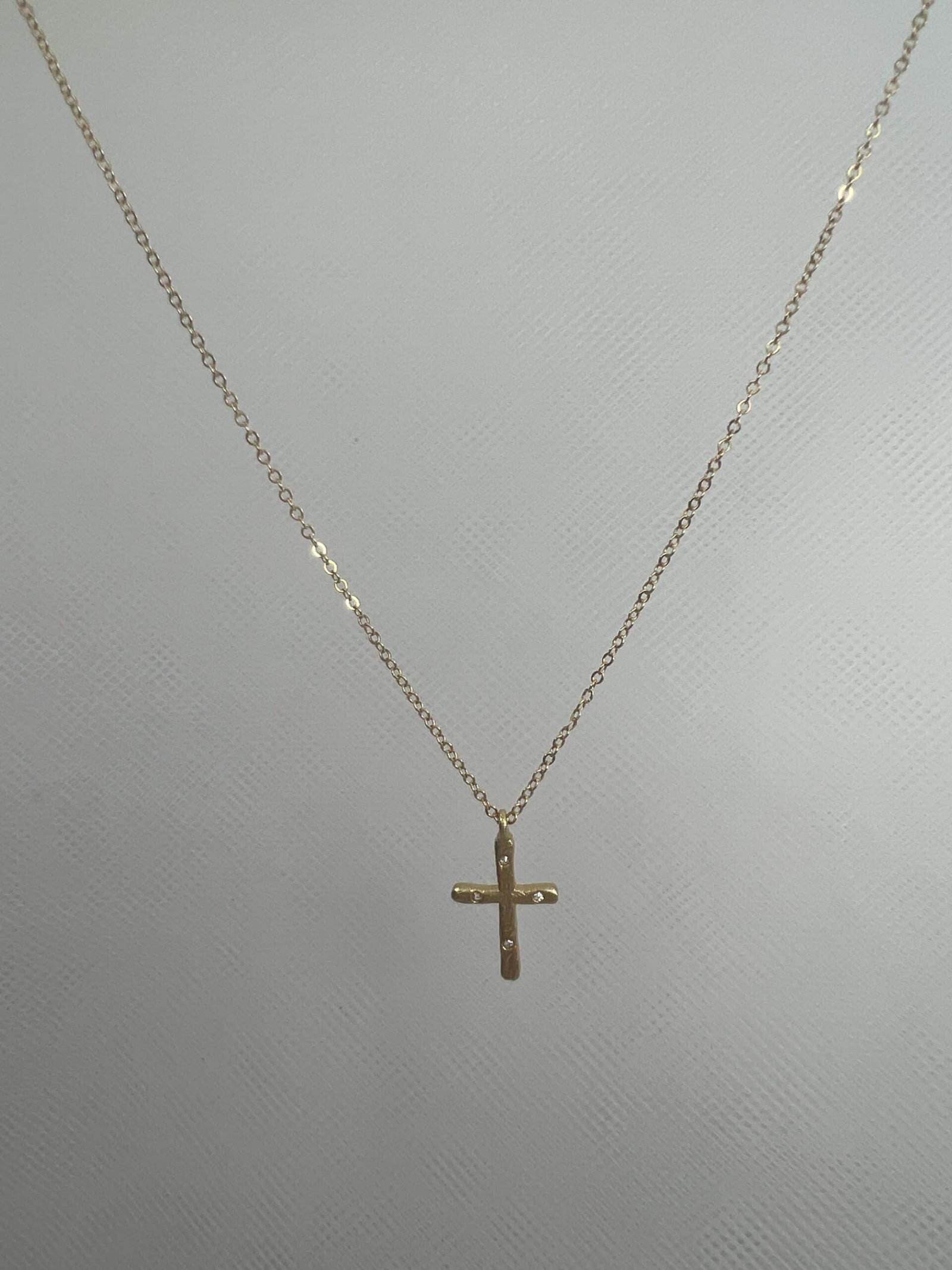 Cadena y cruz de plata chapada en oro