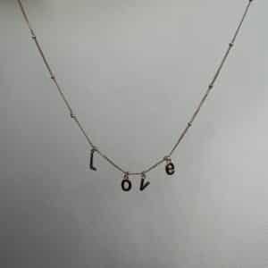 Collar de plata chapada en oro rosa y colgantes de letras