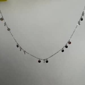 Collar de plata rodiada en oro blanco con chapitas