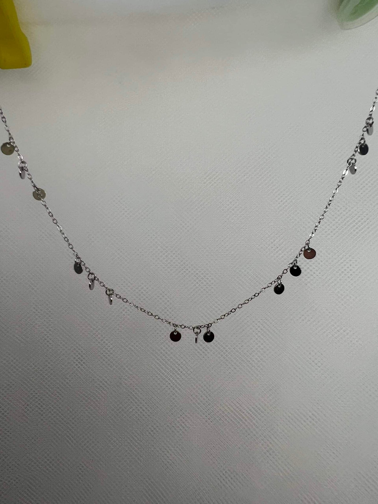 Collar de plata rodiada en oro blanco con chapitas