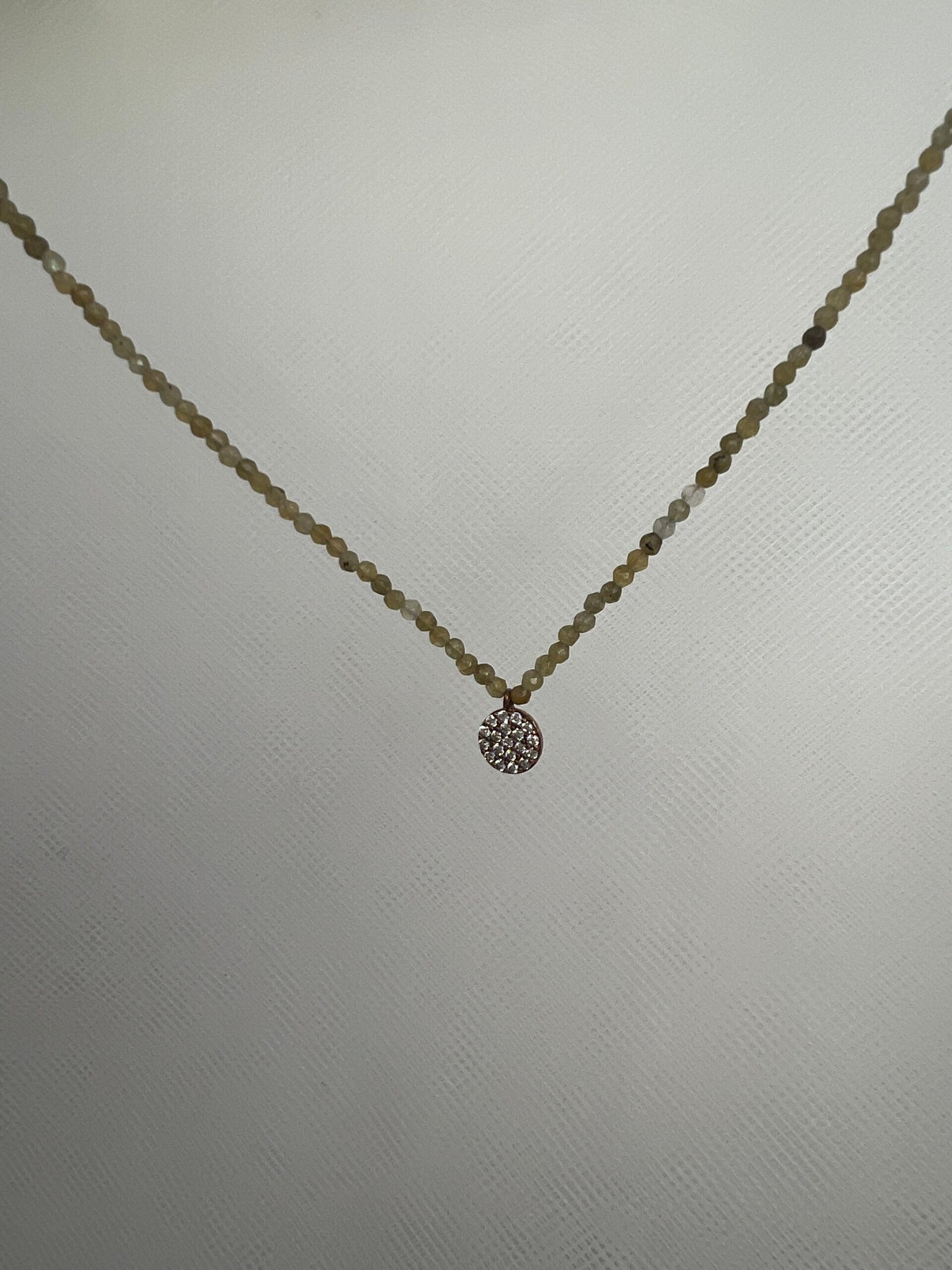 Collar de piedras naturales con colgante de plata y circonitas