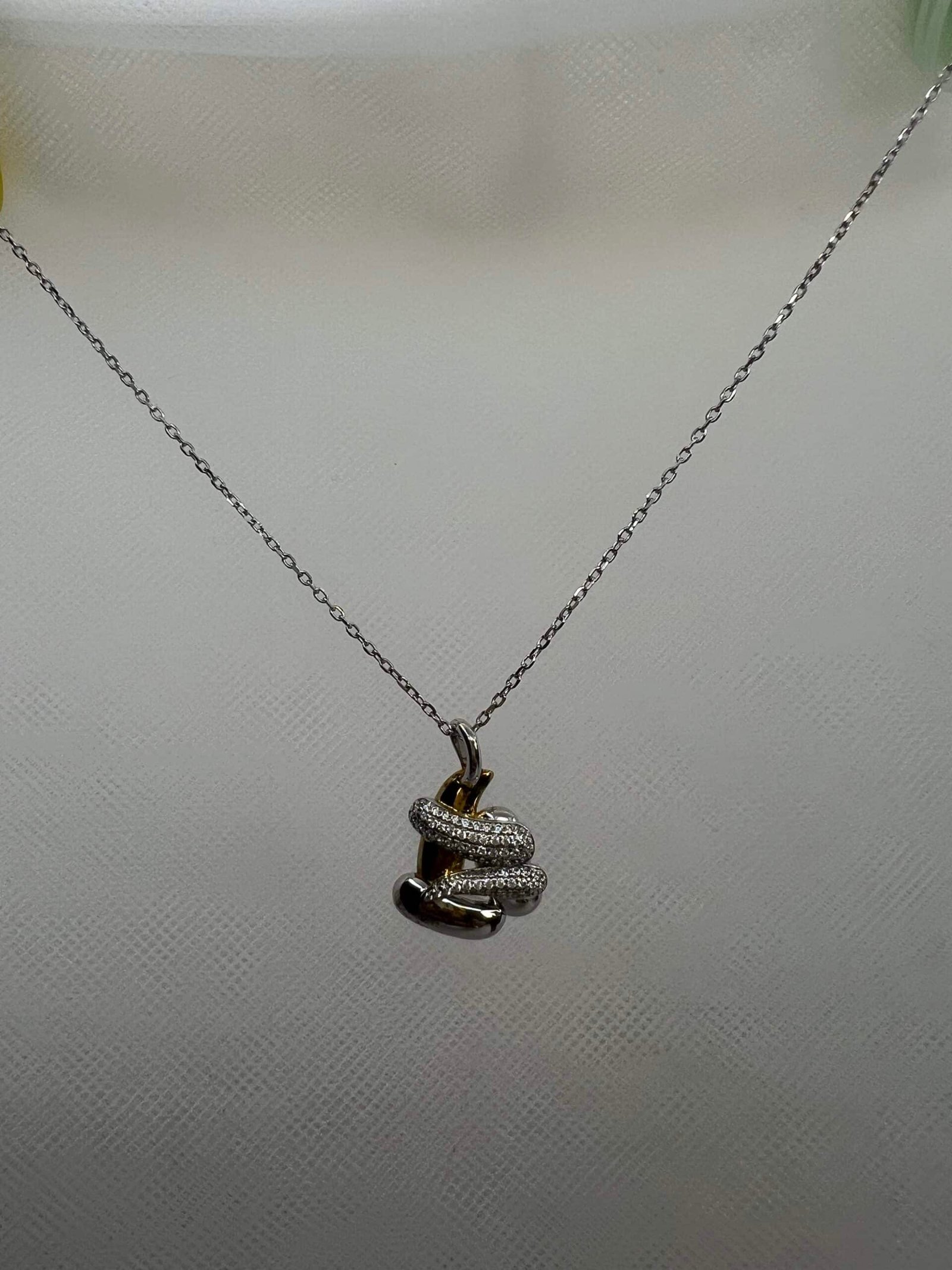 Cadena de plata rodiada en oro blanco con colgante bicolor y circonitas.