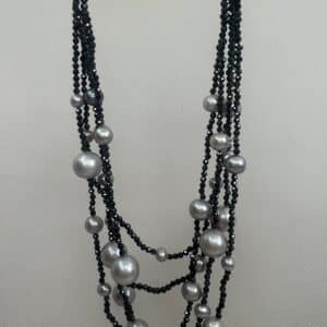 Collar de espinelas azules y perlas grises naturales.