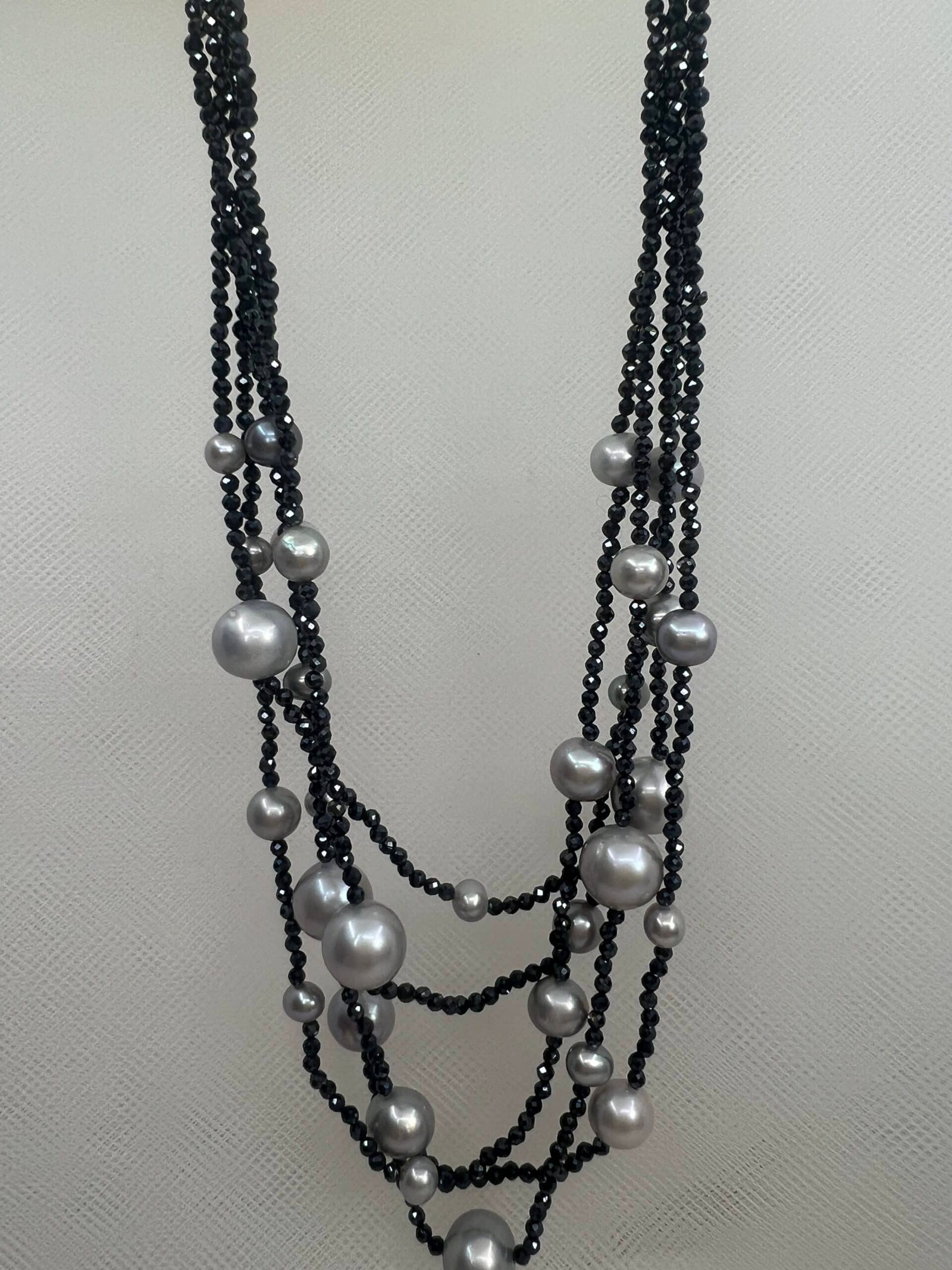 Collar de espinelas azules y perlas grises naturales.