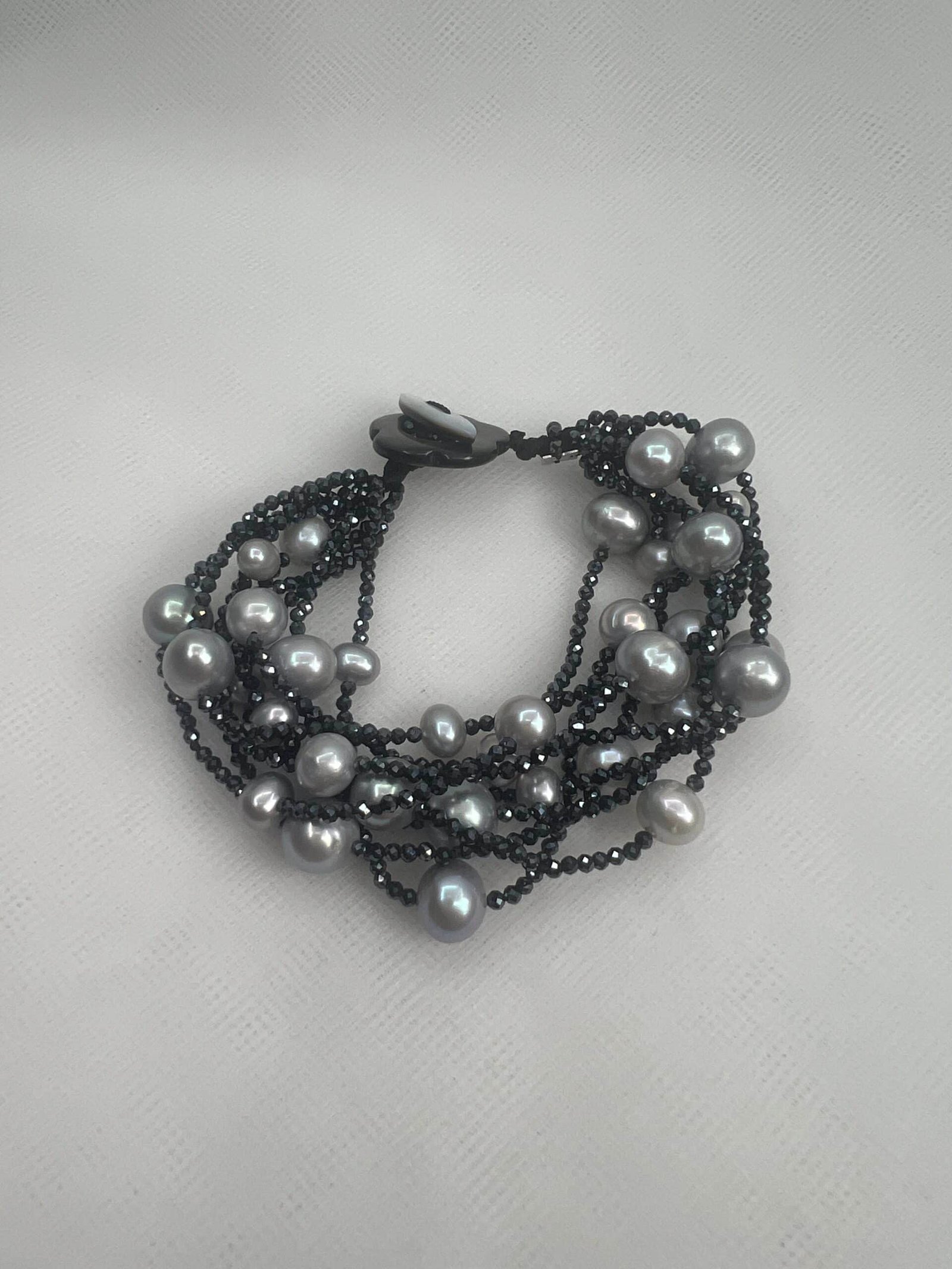 Pulsera de espinelas azules y perlas grises naturales